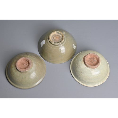 143 - THREE CHINESE CELADON GLAZED BOWLS, YUAN / MING DYNASTY. Each of varying sizes and designs. The larg... 