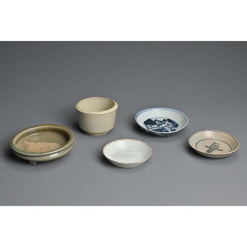 140 - A MIXED GROUP OF CHINESE PORCELAIN ITEMS, SONG TO MING DYNASTY. To include a Qingbai ware dish and c... 