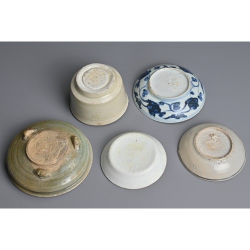 140 - A MIXED GROUP OF CHINESE PORCELAIN ITEMS, SONG TO MING DYNASTY. To include a Qingbai ware dish and c... 