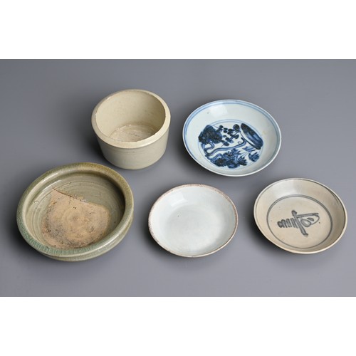 140 - A MIXED GROUP OF CHINESE PORCELAIN ITEMS, SONG TO MING DYNASTY. To include a Qingbai ware dish and c... 