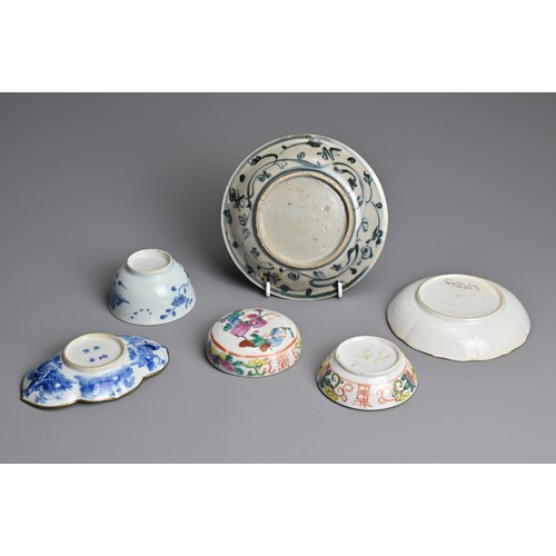 138 - A GROUP OF CHINESE PORCELAIN ITEMS, MING /QING DYNASTY. To include a provincial Ming dynasty blue an... 