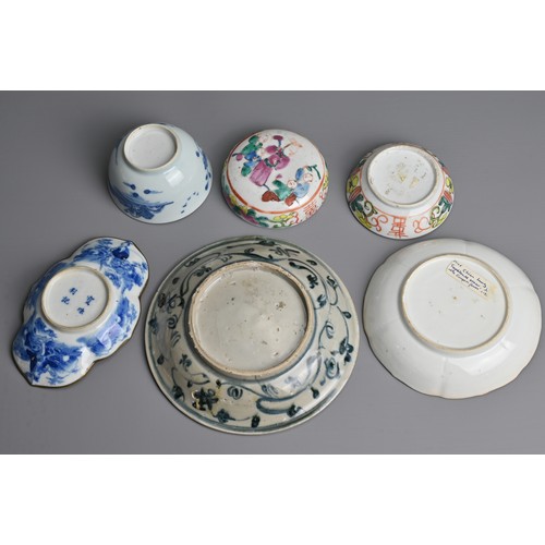 138 - A GROUP OF CHINESE PORCELAIN ITEMS, MING /QING DYNASTY. To include a provincial Ming dynasty blue an... 