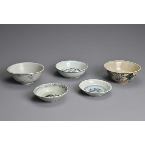 137 - FIVE CHINESE BLUE AND WHITE PORCELAIN BOWLS, MING DYNASTY. To include dishes and bowls with varying ... 