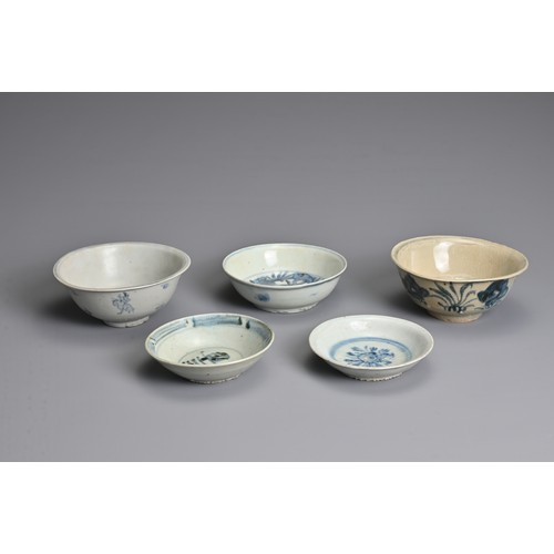 137 - FIVE CHINESE BLUE AND WHITE PORCELAIN BOWLS, MING DYNASTY. To include dishes and bowls with varying ... 