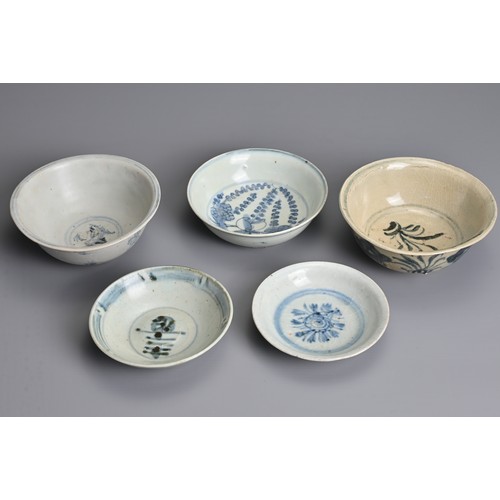 137 - FIVE CHINESE BLUE AND WHITE PORCELAIN BOWLS, MING DYNASTY. To include dishes and bowls with varying ... 