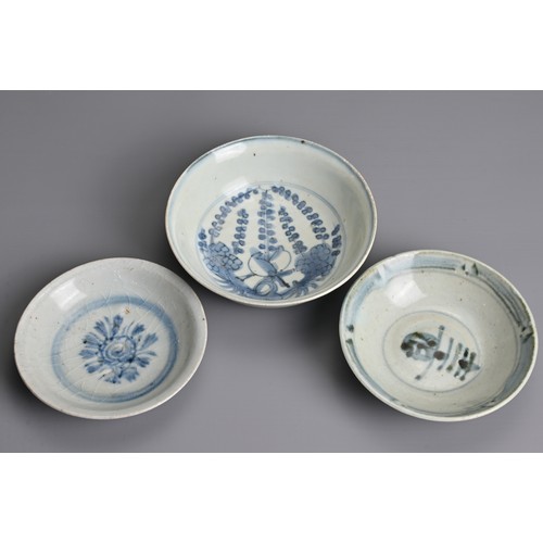 137 - FIVE CHINESE BLUE AND WHITE PORCELAIN BOWLS, MING DYNASTY. To include dishes and bowls with varying ... 