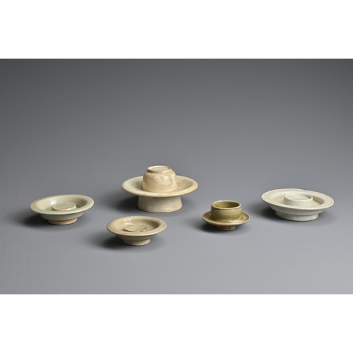 136 - A GROUP OF CHINESE QINGBAI WARE AND CELADON GLAZED CUP STANDS, SONG DYNASTY (960-1279). Of varied si... 