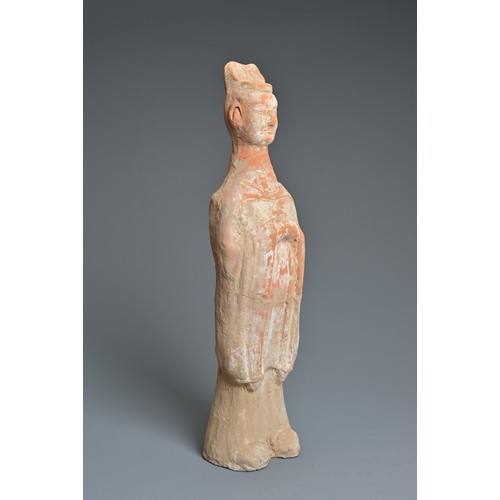 171 - A CHINESE TANG DYNASTY (AD 618-907) PAINTED POTTERY FIGURE OF AN ATTENDANT, the solid figure modelle... 