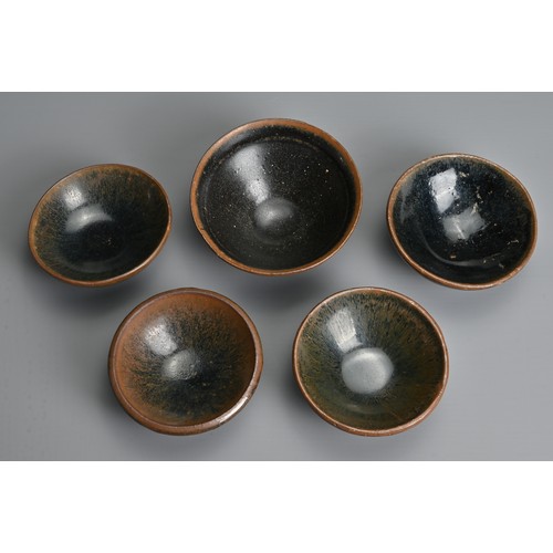 134 - A GROUP OF CHINESE BROWN GLAZED POTTERY TEA BOWLS, SONG DYNASTY (960-1279). To include hare's fur gl... 