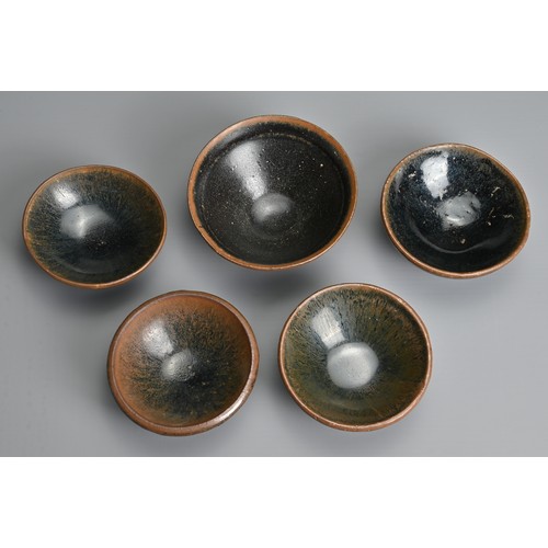 134 - A GROUP OF CHINESE BROWN GLAZED POTTERY TEA BOWLS, SONG DYNASTY (960-1279). To include hare's fur gl... 