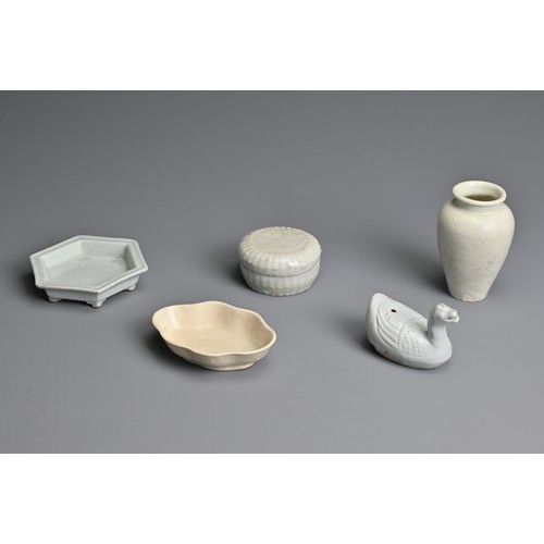 135 - A GROUP OF CHINESE QINGBAI WARE AND WHITE GLAZED PORCELAIN ITEMS, SONG TO MING DYNASTY. To include a... 