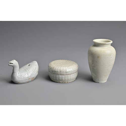 135 - A GROUP OF CHINESE QINGBAI WARE AND WHITE GLAZED PORCELAIN ITEMS, SONG TO MING DYNASTY. To include a... 