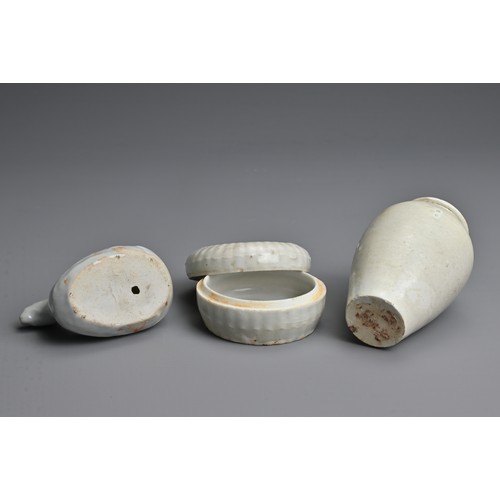 135 - A GROUP OF CHINESE QINGBAI WARE AND WHITE GLAZED PORCELAIN ITEMS, SONG TO MING DYNASTY. To include a... 