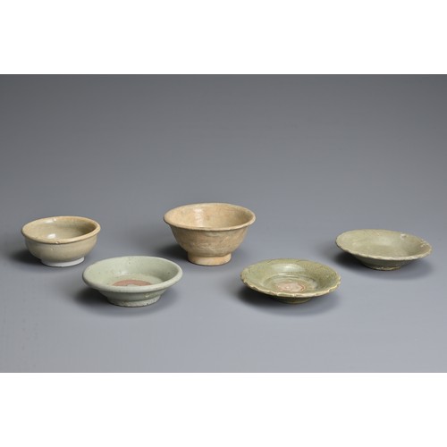 133 - A GROUP OF CHINESE CELADON BOWLS AND DISHES, SONG TO MING DYNASTY. Each of varying design, two dishe... 