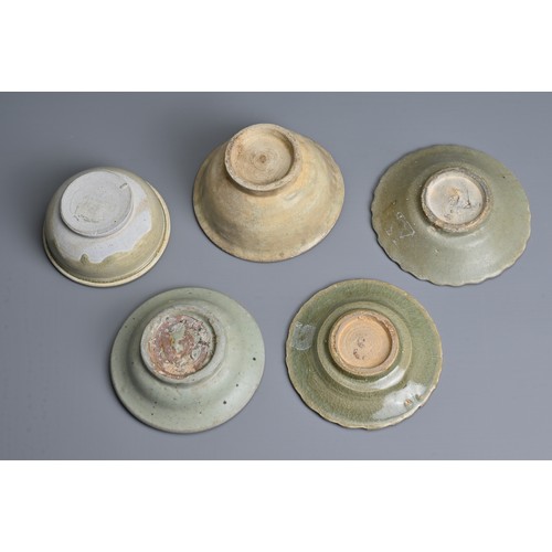 133 - A GROUP OF CHINESE CELADON BOWLS AND DISHES, SONG TO MING DYNASTY. Each of varying design, two dishe... 