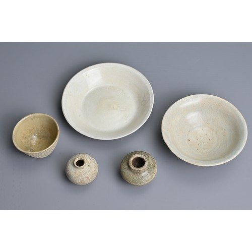 131 - A GROUP OF CHINESE QINGBAI WARE AND SOUTH EAST ASIAN CERAMICS, 12TH CENTURY AND LATER. Comprising a ... 