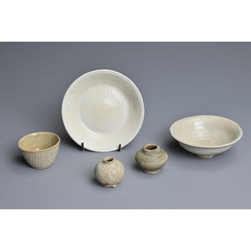 131 - A GROUP OF CHINESE QINGBAI WARE AND SOUTH EAST ASIAN CERAMICS, 12TH CENTURY AND LATER. Comprising a ... 