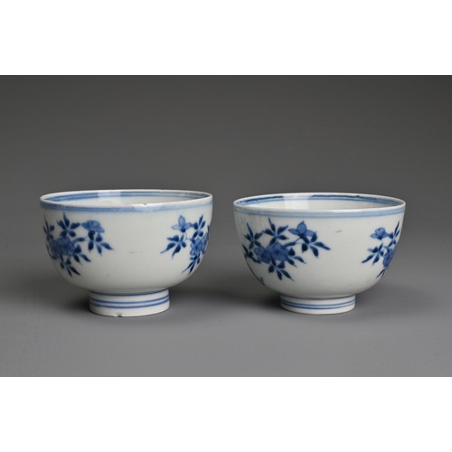 28 - A PAIR OF CHINESE BLUE AND WHITE PORCELAIN TEA BOWLS, 17/18TH CENTURY. Finely potted round body on a... 