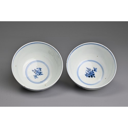 28 - A PAIR OF CHINESE BLUE AND WHITE PORCELAIN TEA BOWLS, 17/18TH CENTURY. Finely potted round body on a... 