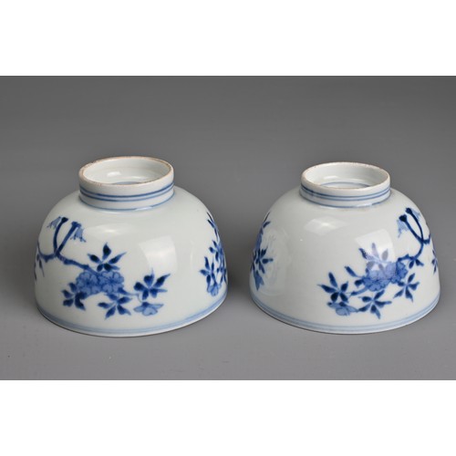 28 - A PAIR OF CHINESE BLUE AND WHITE PORCELAIN TEA BOWLS, 17/18TH CENTURY. Finely potted round body on a... 