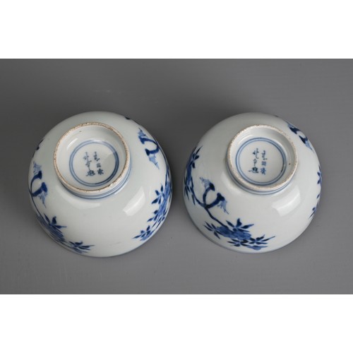 28 - A PAIR OF CHINESE BLUE AND WHITE PORCELAIN TEA BOWLS, 17/18TH CENTURY. Finely potted round body on a... 