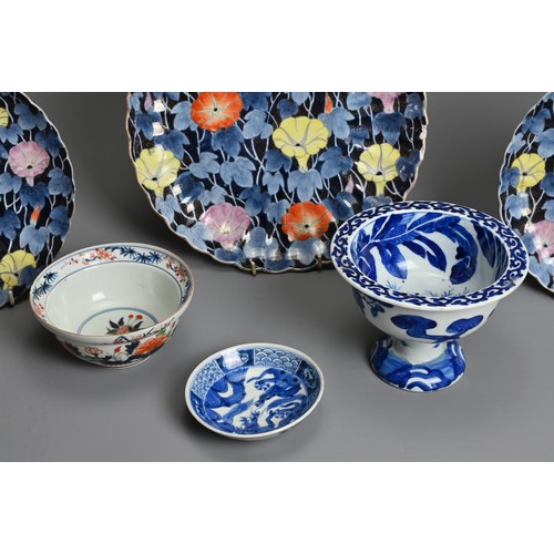 255 - SIX 19TH-20TH CENTURY JAPANESE PORCELAIN ITEMS, to include: A Set of three Fukagawa Imari porcelain ... 