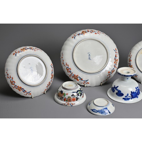 255 - SIX 19TH-20TH CENTURY JAPANESE PORCELAIN ITEMS, to include: A Set of three Fukagawa Imari porcelain ... 