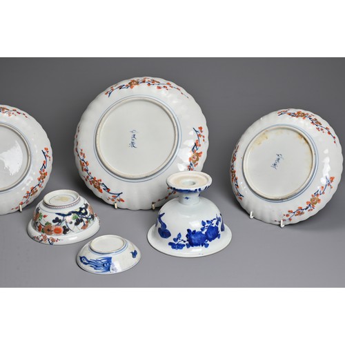 255 - SIX 19TH-20TH CENTURY JAPANESE PORCELAIN ITEMS, to include: A Set of three Fukagawa Imari porcelain ... 