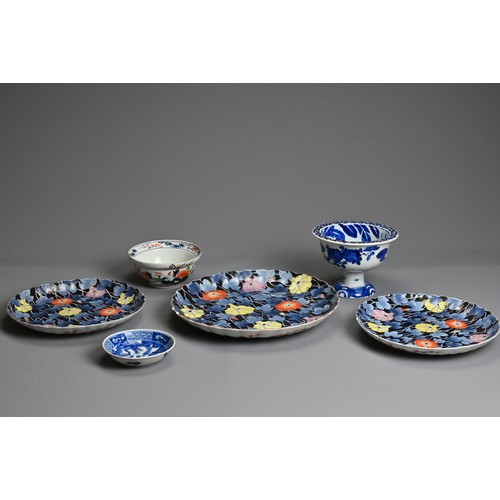 255 - SIX 19TH-20TH CENTURY JAPANESE PORCELAIN ITEMS, to include: A Set of three Fukagawa Imari porcelain ... 