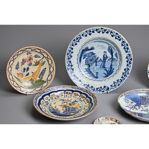 256 - A COLLECTION OF FOUR DUTCH DELFT PLATES AND A NORTH ITALIAN FAIENCE SMALL FLUTED CIRCULAR DISH, MID-... 