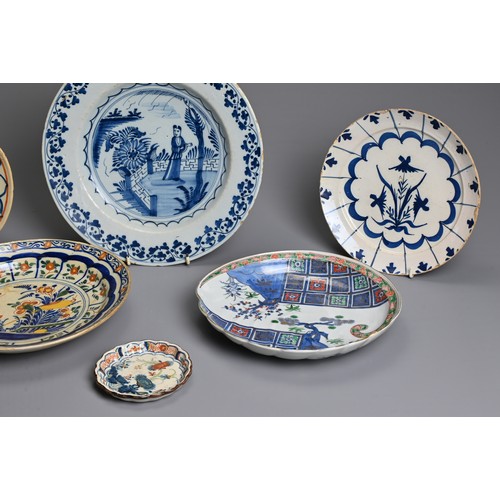 256 - A COLLECTION OF FOUR DUTCH DELFT PLATES AND A NORTH ITALIAN FAIENCE SMALL FLUTED CIRCULAR DISH, MID-... 