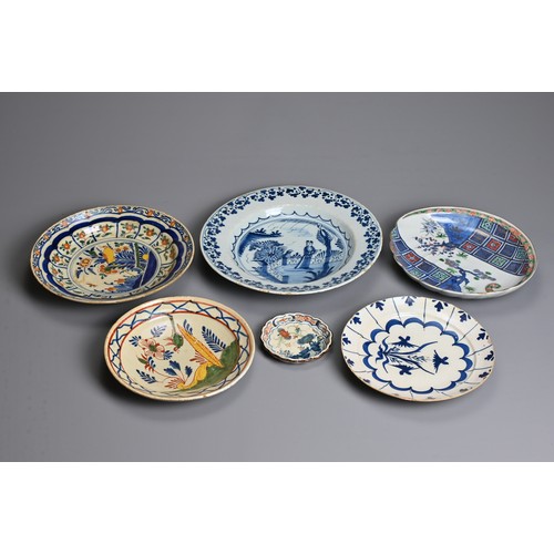 256 - A COLLECTION OF FOUR DUTCH DELFT PLATES AND A NORTH ITALIAN FAIENCE SMALL FLUTED CIRCULAR DISH, MID-... 