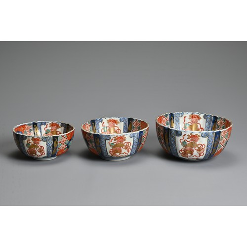 261 - FOUR 18TH-19TH CENTURY JAPANESE IMARI ITEMS WITH FLORAL DECORATIONS, to include: A set of three lobe... 