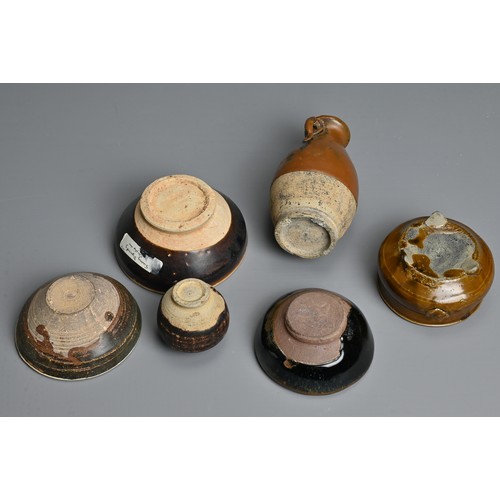 126 - A GROUP OF CHINESE BROWN GLAZED POTTERY ITEMS, SONG / YUAN DYNASTY. To include three tea bowls, two ... 