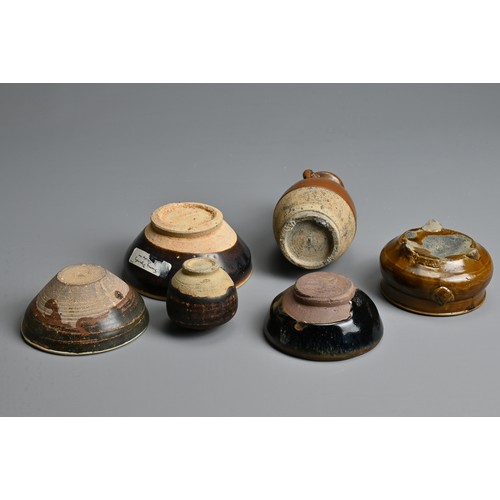 126 - A GROUP OF CHINESE BROWN GLAZED POTTERY ITEMS, SONG / YUAN DYNASTY. To include three tea bowls, two ... 