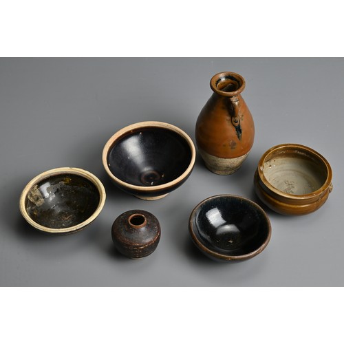 126 - A GROUP OF CHINESE BROWN GLAZED POTTERY ITEMS, SONG / YUAN DYNASTY. To include three tea bowls, two ... 