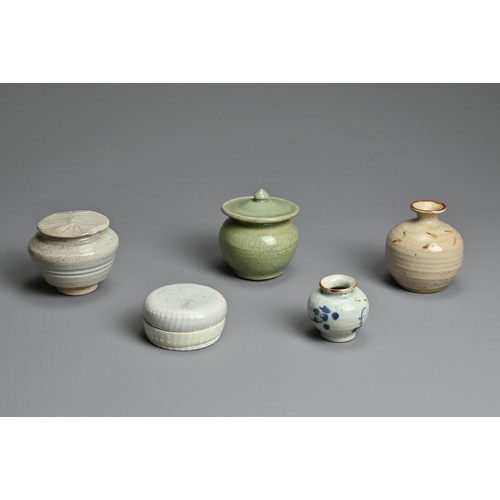 129 - A MIXED GROUP OF CHINESE PORCELAIN ITEMS, SONG TO MING DYNASTY. To include a celadon glazed jar and ... 