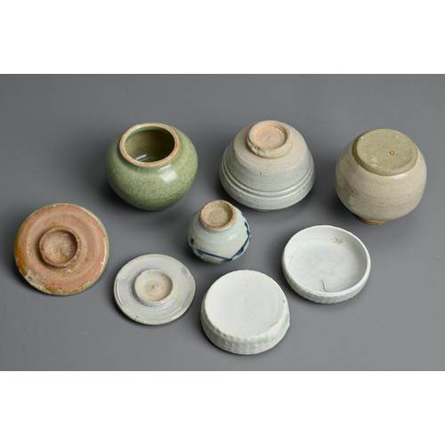 129 - A MIXED GROUP OF CHINESE PORCELAIN ITEMS, SONG TO MING DYNASTY. To include a celadon glazed jar and ... 