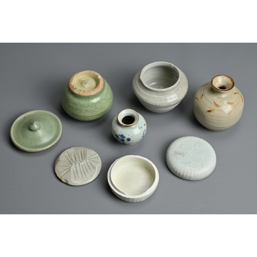 129 - A MIXED GROUP OF CHINESE PORCELAIN ITEMS, SONG TO MING DYNASTY. To include a celadon glazed jar and ... 