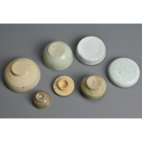 130 - A GROUP OF CHINESE QINGBAI WARE ITEMS, SONG DYNASTY (960–1279). To include a cosmetic box and cover;... 