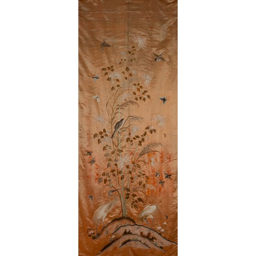 292 - A VERY LARGE CHINESE OR JAPANESE SILK EMBROIDERED WALL HANGING, 19/20TH CENTURY. Of complete rectang... 