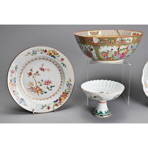 54 - FOUR CHINESE PORCELAIN ITEMS, 18TH CENTURY AND LATER. To include a 19/20th century famille rose porc... 