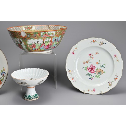 54 - FOUR CHINESE PORCELAIN ITEMS, 18TH CENTURY AND LATER. To include a 19/20th century famille rose porc... 