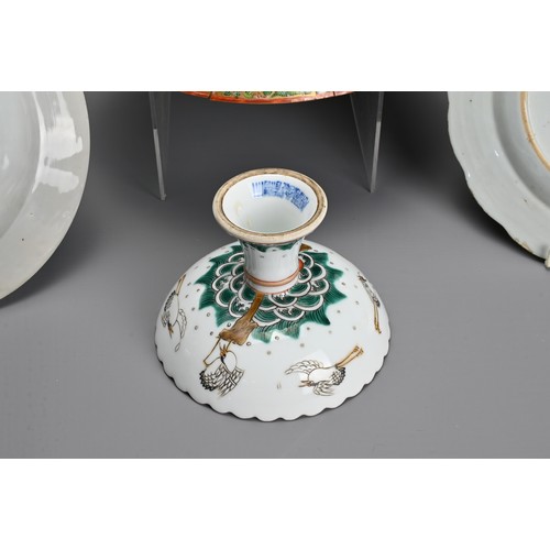 54 - FOUR CHINESE PORCELAIN ITEMS, 18TH CENTURY AND LATER. To include a 19/20th century famille rose porc... 