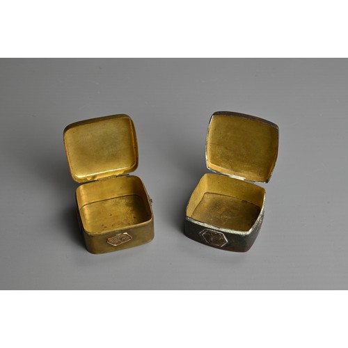 244 - TWO JAPANESE MEIJI PERIOD (1868-1912) SMALL BRONZE SNUFF-BOXES. Each of square form, the first decor... 