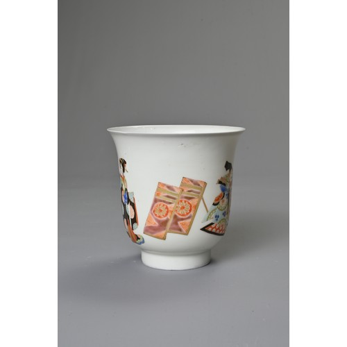 263 - TWO JAPANESE PORCELAIN ITEMS, MEIJI PERIOD. To include a fine enamelled beaker decorated with samura... 