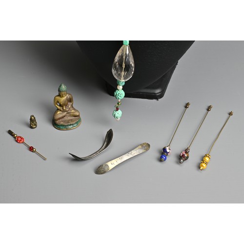 280 - A MIXED LOT OF STONE AND METAL WARE ITMES. To include a turquoise bead necklace with coloured stone ... 