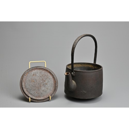 236 - A JAPANESE CAST IRON TEAPOT, EARLY 20TH CENTURY. Of cylindrical form with handle, widening at the ba... 