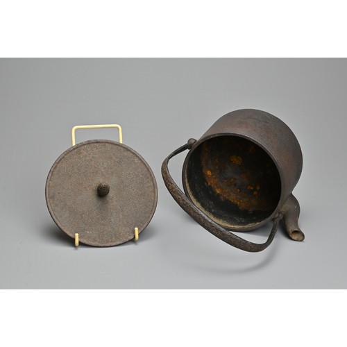 236 - A JAPANESE CAST IRON TEAPOT, EARLY 20TH CENTURY. Of cylindrical form with handle, widening at the ba... 