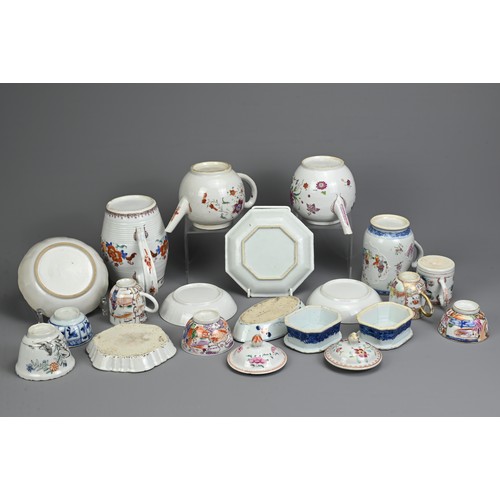 7 - A QUANTITY OF CHINESE EXPORT PORCELAIN ITEMS, 18TH CENTURY. Famille rose and blue and white porcelai... 